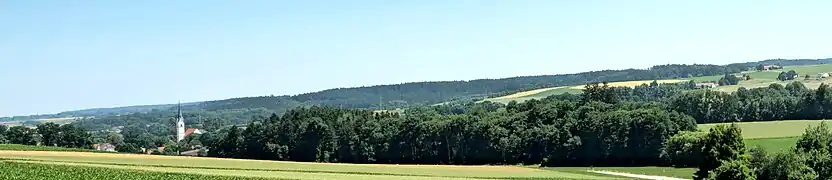 Nordwestansicht des Hangmaul, im Vordergrund der ehemalige Gemeinde-Hauptort Schwindkirchen (heute zu Dorfen gehörig)