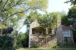 Sherman Bates House in Hardy (2015). Dieses 1940 errichtete Wohnhaus ist seit Dezember 1998 im NRHP eingetragen.