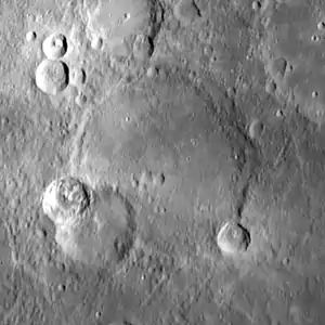 Shevchenko-Krater Mosaik aus Fotografien  von MESSENGER Bild zeigt ein 250×250&nbsp;km großes Gebiet; Norden ist oben