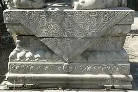 Meru-Sockel (须弥座, Xūmízuò) der Steinlöwe