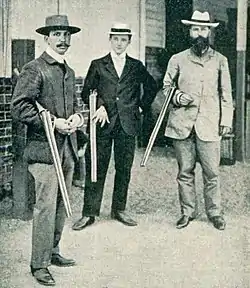 Roger de Barbarin (links) bei den Olympischen Spielen1900 mit René Guyot (Mitte) und Justinien de Clary (rechts)