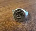 Siegelring Nato Einsatz SFOR aus Silber, 2002 (Bild wurde wegen der Lesbarkeit gespiegelt)