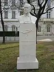 Marcus-Denkmal vor der Wiener Technischen Universität. Die Bezeichnung „Erfinder des Automobils 1864“ bezieht sich auf den ersten Marcus-Wagen, der allerdings von 1870 stammt, und war schon bei der Errichtung des Denkmals im Jahr 1931 umstritten.