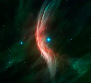 Infrarot-Aufnahme des Spitzer-Weltraumteleskops (Falschfarben). Deutlich ist die ausgeprägte Bugstoßwelle zu sehen.