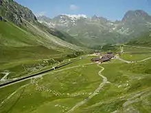 Druckrohrleitung zum Obervermuntwerk I mit Silvrettadorf (vorn) und Madlenerhaus. Hochmaderer (2823 m) rechts.