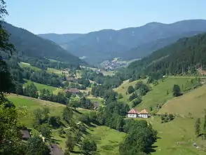 Obersimonswald (um 450&nbsp;m), mit Obereck (1178&nbsp;m, rechts) und Zweribachwerk (vorn rechts)