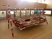 Traditionelle Bett-Schauckel mit bunt bemalten Pfosten.