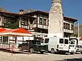 Marktplatz von Sivrihisar mit dem Fundament eines verwaisten Minaretts