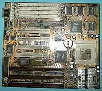 Sockel-7-AT-Hauptplatine, mit Längsregler für CPU-Spannungen, Baujahr&nbsp;1996