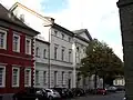 Südflügel des Rathauses, Bau des 19. Jahrhunderts. Hinter den großen Fenstern (von den Baumkronen verdeckt) befindet sich der Ratssaal.
