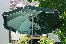 Volants am Sonnenschirm