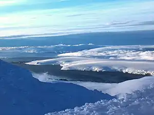 Blick vom Lyaskovets Peak auf die South&nbsp;Bay (im Hintergrund: Pimpirew-Gletscher)