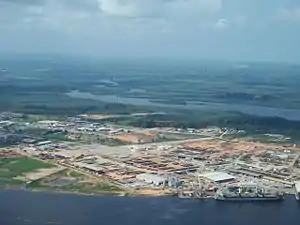 Der Verladehafen auf der Insel Kuanda bei Soyo
