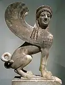 Marmorstatue, Attika, um 530 v.&nbsp;Chr.(Höhe der Sphinx 142,6&nbsp;cm, der Stele gesamt 423&nbsp;cm; Metropolitan Museum of Art, New York)