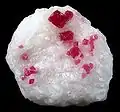 Roter Spinell im Muttergestein aus Luc Yen (Provinz Yen Bai), Vietnam (Größe:&nbsp;6,2&nbsp;cm&nbsp;×&nbsp;5,9&nbsp;cm&nbsp;×&nbsp;2,9&nbsp;cm)