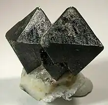 Schwarzer Spinell aus Franklin (New Jersey), USA (Größe 2,4 cm × 2,3 cm × 1,8 cm)