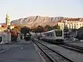 Neigetechnikzug der HŽ im Bahnhof Split (2007)