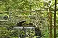 Brücke über einen Damm aus dem 18. Jahrhundert über den Spot Pond Brook