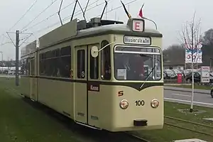 Sonder­fahrt an­läss­lich ei­ner Stre­cken­er­öff­nung der Stra­ßen­bahn Frei­burg, hier in ro­ter Schrift auf wei­ßem Grund