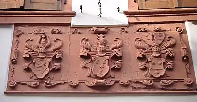 St. Martin, Altes Schlösschen, Wappenstein Hund von Saulheim und Dienheim, rechts Partenheim