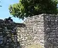 Teil der Stadtmauer von Roč