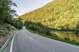 SH 94 am Lake Lochie nahe dem höchsten Punkt