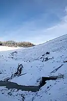 Blick Entlang der Staumauer Richtung Osten, Im Vordergrund der Grundablass, im Hintergrund die Jausentation, knapp 80 Meter über dem Seegrund