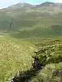 Blick vom westlich gelegenen Mullach na Dheiragain auf Càrn Eighe (links) und Mam Sodhail (rechts)