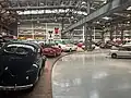 Steilkurve und „Setzkasten“ mit Fahrzeugen in der historischen Halle