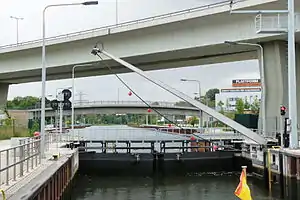 Stemmtor im Unterhaupt mit Stoßschutzseil