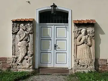 Grabplatten am Südeingang für Friedrich von Keudell auf Keudelstein (*&nbsp;1502; †&nbsp;1567) und Mechthild von Schwebda (†&nbsp;1549)