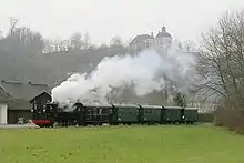 Museumsbahn, hinten die Wallfahrtskirche Christkindl