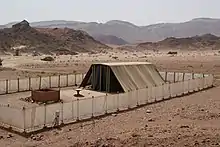 Modell der „Stiftshütte“ mit Brandopferaltar vor dem Zelt