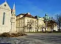 Stiftsplatz mit Tutzsäule im Vordergrund.