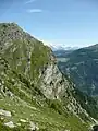 Stock (kleine Nase vor den Hintergrundbergen), mit 2370&nbsp;m&nbsp;ü.&nbsp;M. der höchste Punkt des Balfrin Höhenweges.