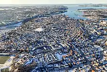 Luftbild einer am Meer gelegenen Stadt