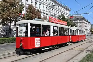 In Wien erhielten die Kriegsstraßenbahnwagen die Bezeichnung&nbsp;A, hier A&nbsp;1 mit einem Beiwagen