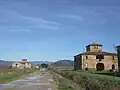 Typisches Haus an einer Straße