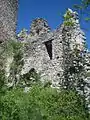 Palas, angrenzend an den Turm