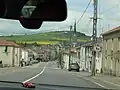 Dorfstraße, durch die Windschutzscheibe gesehen