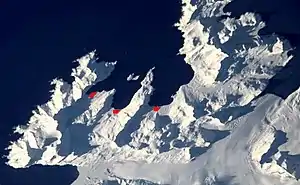 Stromness Bay mit (von links nach rechts) Husvik, Stromness und Leith Harbour (NASA-Bild)