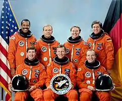 v.&nbsp;l.&nbsp;n.&nbsp;r. Vorne: Terence Henricks, Steven Nagel, Charles Precourt;Hinten: Bernard Harris, Hans Wilhelm Schlegel, Jerry Ross, Ulrich Hans Walter