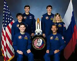 v.&nbsp;l.&nbsp;n.&nbsp;r. Vorne: Kenneth Reightler, Charles Bolden;Mitte: Franklin  Chang-Diaz, Jan Davis;Hinten: Ronald Sega, Sergei Krikaljow