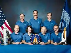 v. l. n. r. Hinten: Richard Covey, Jeffrey Hoffman, Thomas AkersVorne: Kenneth Bowersox, Kathryn Thornton, Story Musgrave, Claude Nicollier
