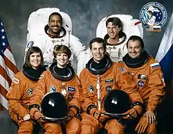 v.&nbsp;l.&nbsp;n.&nbsp;r. Vorne: Janice Voss, Eileen Collins, James Wetherbee, Wladimir Titow;Hinten: Bernard Harris, Michael Foale
