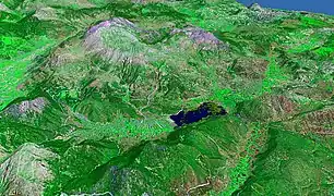 Ebene fruchtbar, See mit Hochwasser, Schnee im Ziria-Massiv (2.374&nbsp;m), WorldWind (8 km)