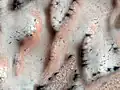 Sublimation der Trockeneisschicht auf Sanddünen im Frühjahr