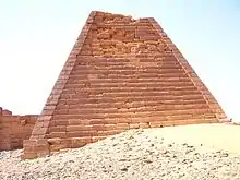 Pyramide N21 von der Seite, Gestalt getreppt