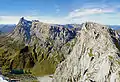 Sulzfluh (links) und Weissplatte (Schweiz: Wissplatte) von der Scheienfluh (Schweiz: Schijenflue). Rechts vom Sulzfluhgipfel fällt das Gemschtobel zum Partnunsee ab.