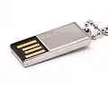 Miniaturausführung eines 8-GB-USB-Speichersticks (ca. 31&nbsp;×&nbsp;13&nbsp;×&nbsp;3,5&nbsp;mm)